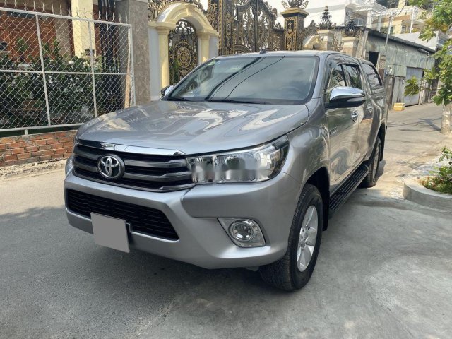 Cần bán gấp Toyota Hilux sản xuất 2018, màu bạc, nhập khẩu xe gia đình