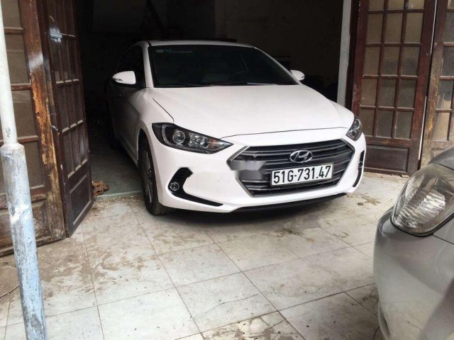 Cần bán lại xe Hyundai Elantra sản xuất 2018, màu trắng, giá 65tr