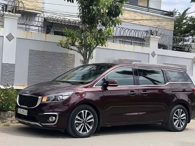 Bán xe Kia Sedona đời 2016, màu đỏ xe gia đình giá cạnh tranh