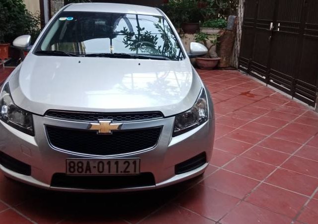 Chính chủ bán gấp Chevrolet Cruze LS năm sản xuất 2011, màu bạc 