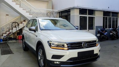 Volkswagen Tiguan Allspace màu trắng 7 chỗ