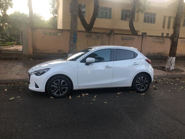 Cần bán gấp Mazda 2 sản xuất năm 2017, màu trắng0