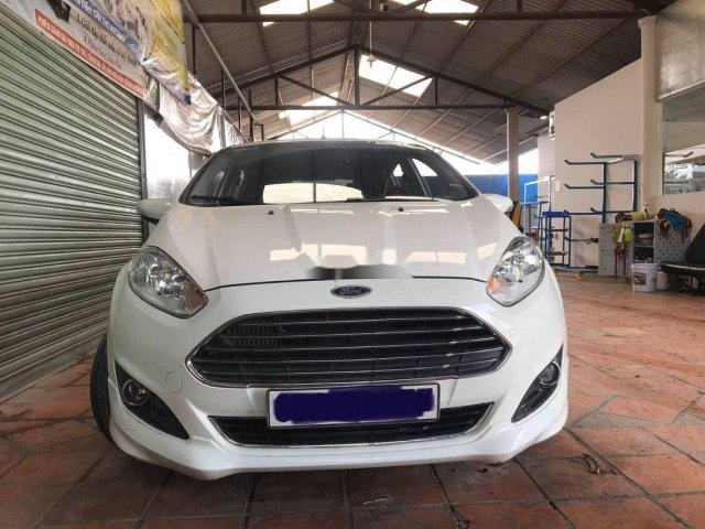 Bán Ford Fiesta sản xuất 2017, màu trắng xe gia đình giá cạnh tranh