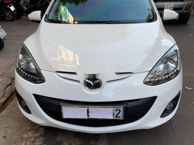 Xe Mazda 2 năm sản xuất 2013, màu trắng còn mới