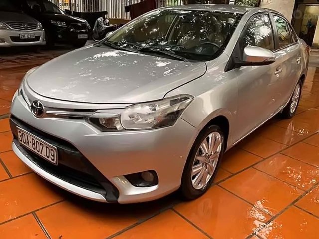 Cần bán xe Toyota Vios 1.5E năm 2015, màu bạc số sàn