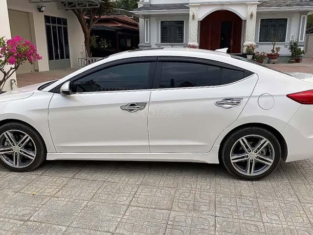 Cần bán gấp Hyundai Elantra 1.6 Turbo Sport sản xuất năm 2018, màu trắng như mới, giá 640tr