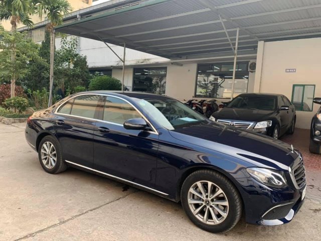 Bán Mercedes E200 xanh cavansite 2019, đi 3900km