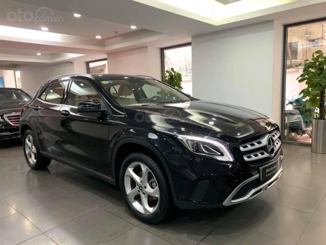 Bán Mercedes GLA 200 đen 2019 đi 7000km0