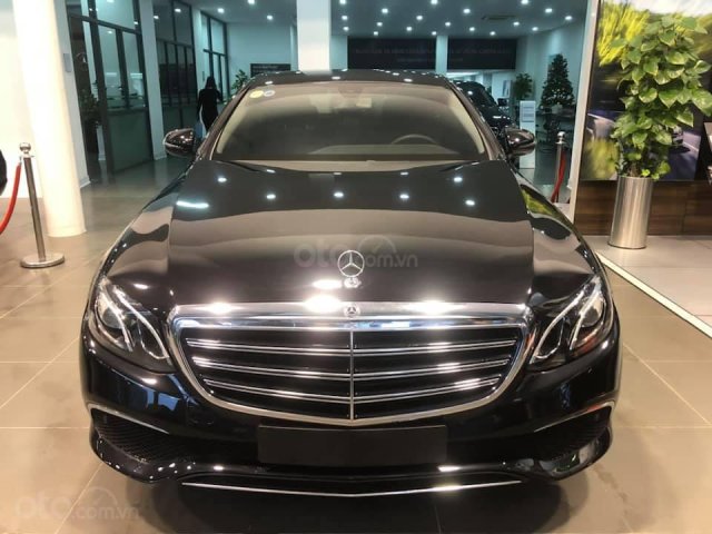 Bán Mercedes E200 đen sản xuất 2018, đăng kí 20190