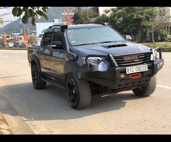 Cần bán lại xe Toyota Hilux MT đời 2012, màu đen xe gia đình