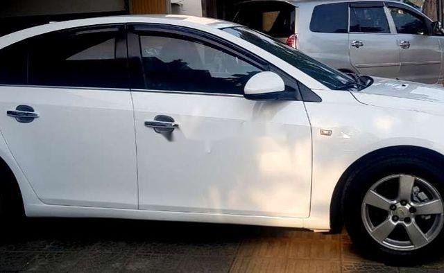 Bán xe Chevrolet Cruze 2011, màu trắng xe gia đình