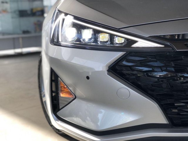 Cần bán Hyundai Elantra đời 2019, 700tr