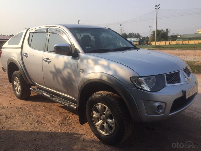 Cần bán gấp Mitsubishi Triton năm 2011, xe gia đình sử dụng