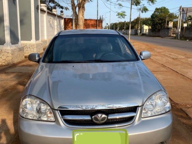 Cần bán xe Daewoo Lacetti MT sản xuất năm 2010, màu bạc xe gia đình