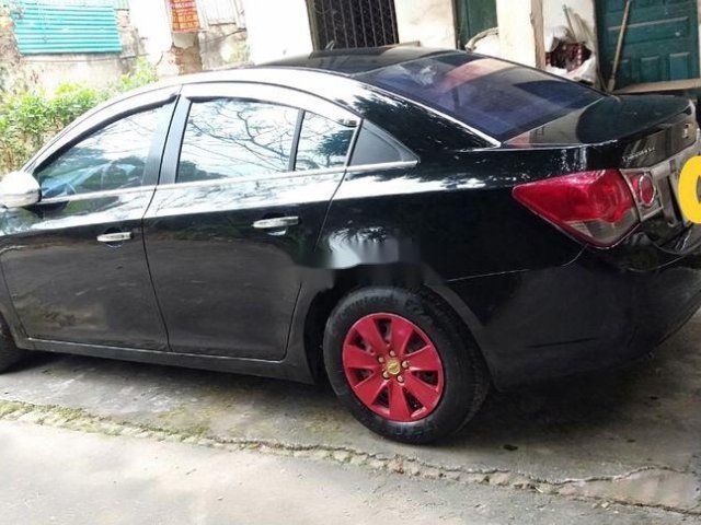 Cần bán xe Chevrolet Cruze năm sản xuất 2010, màu đen0