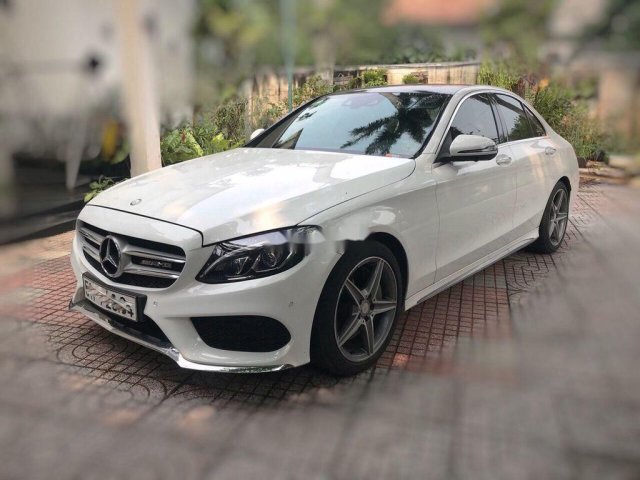 Cần bán Mercedes C300 đời 2019, màu trắng