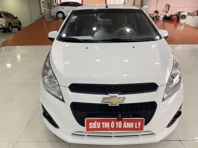 Bán ô tô Chevrolet Spark 1.2MT sản xuất năm 2017, màu trắng, giá tốt