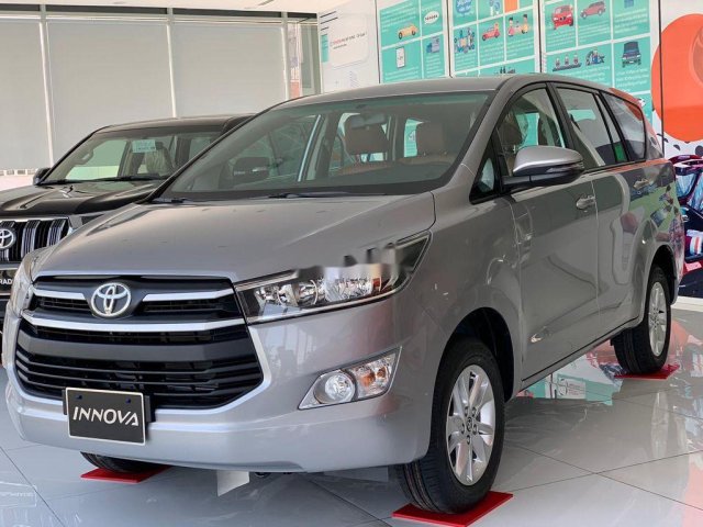 Bán Toyota Innova sản xuất năm 2020, màu bạc, giá chỉ 706 triệu