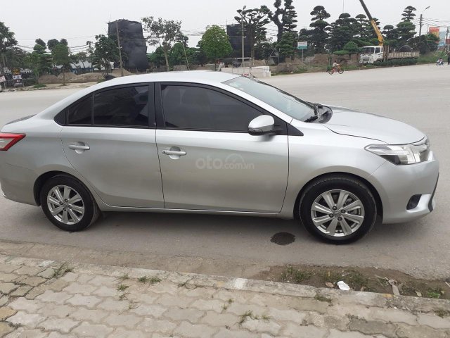 Cần bán gấp Toyota Vios năm 2017, màu bạc, số sàn0