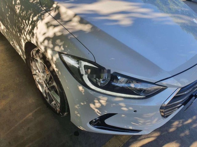 Bán xe Hyundai Elantra 2.0 năm 2016, màu trắng, xe nhập như mới, 590tr