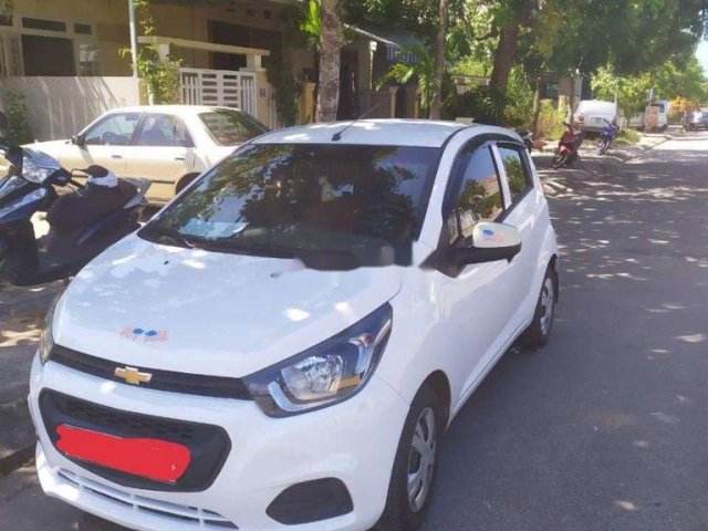 Cần bán xe Chevrolet Spark đời 2018, màu trắng xe gia đình0