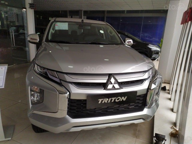 Chiếc xe bán tải - Mitsubishi Triton: Phiên bản AT Mivec Premium sản xuất 2020, màu bạc, bán giá tốt