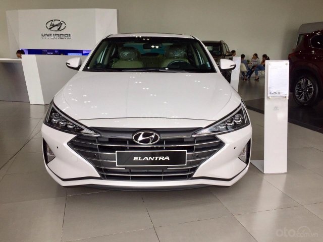 Hyundai Elantra 2.0AT, phong cách đậm nét thể thao,
thiết kế vô cùng phóng khoáng, khỏe khoắn0