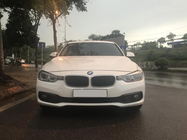 Xe chính chủ bán BMW 320i LCI sản xuất 2016 màu trắng nội thất kem, bản full options, giá tốt0