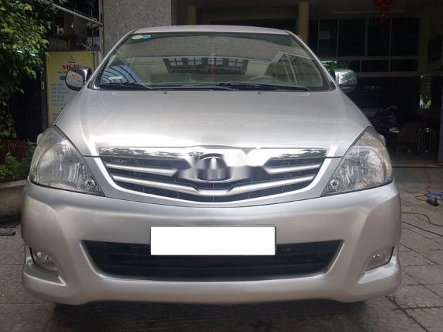 Cần bán xe Toyota Innova năm sản xuất 2010, màu ghi bạc0