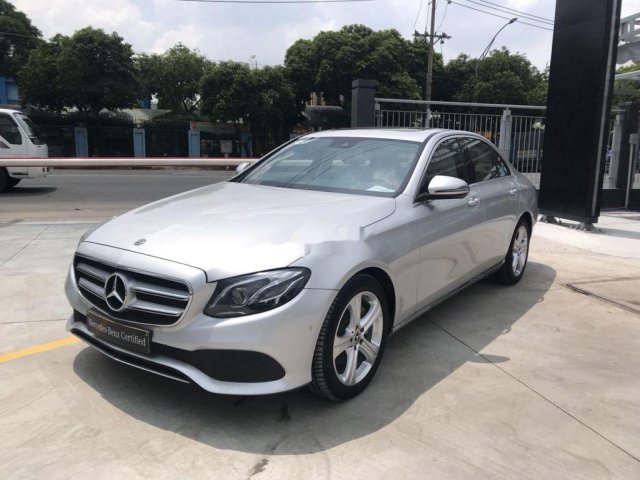 Bán Mercedes E250 năm sản xuất 2017, màu bạc