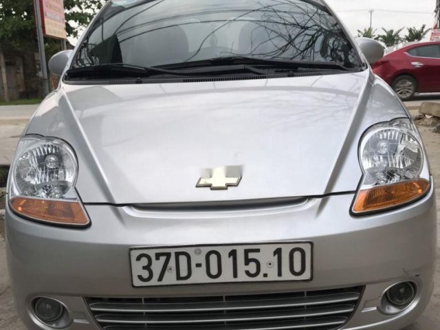 Cần bán xe Chevrolet Spark năm sản xuất 2015, màu bạc  