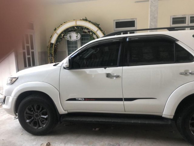 Cần bán gấp Toyota Fortuner sản xuất năm 2014, màu trắng xe gia đình0