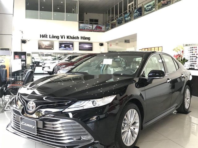 Cần bán xe Toyota Camry sản xuất 2020, màu đen, nhập khẩu