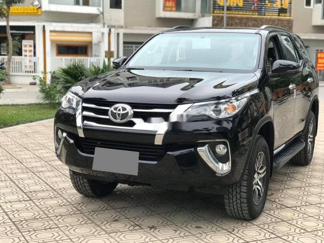 Cần bán gấp Toyota Fortuner AT đời 2019, màu đen còn mới