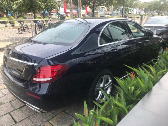 Sở hữu ngay Mercedes E250 năm sản xuất 2017, màu xanh đen0