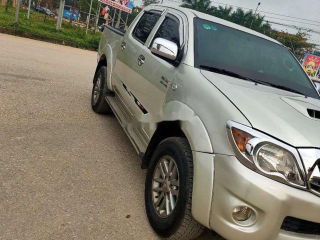 Cần bán lại xe Toyota Hilux 2010, màu bạc, nhập khẩu0