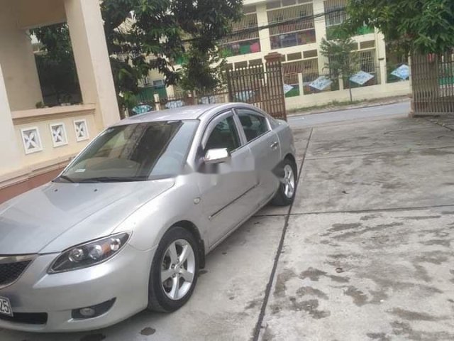 Cần bán gấp Mazda 3 năm sản xuất 2005, màu bạc 