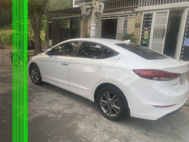 Cần bán lại xe Hyundai Elantra đời 2017, màu trắng còn mới