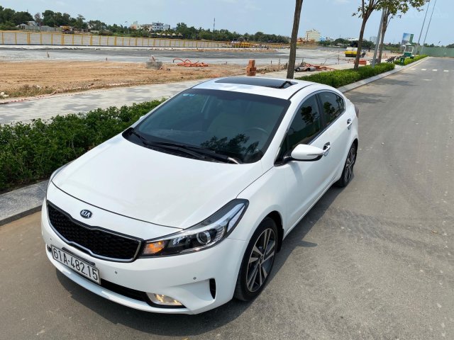 Bán Kia Cerato 2.0AT màu trắng số tự động sản xuất T6/2018 một chủ mới 99%0