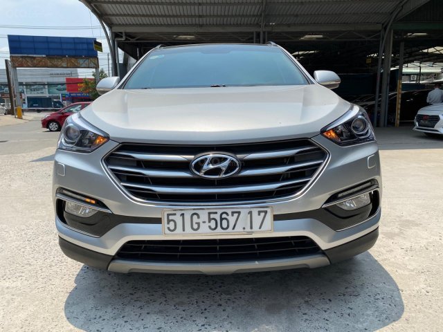 Bán Hyundai SantaFe 4WD 2.4AT màu bạc máy xăng số tự động 2 cầu sản xuất 2018 biển Sài Gòn đi 19000km