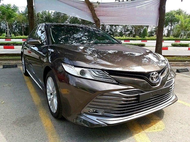 Bán xe Toyota Camry 2.5Q 2020 màu ghi, mua góp chỉ với 400 triệu