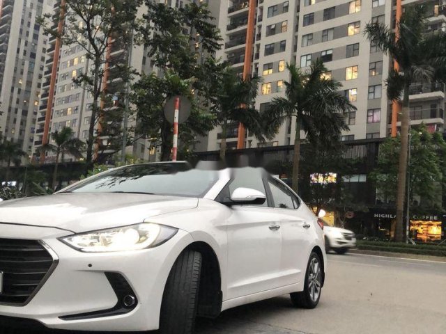 Bán Hyundai Elantra đời 2018, màu trắng, giá tốt0
