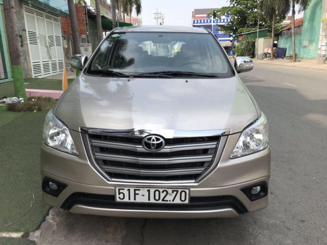 Bán Toyota Innova đời 2015, màu ghi vàng, số sàn