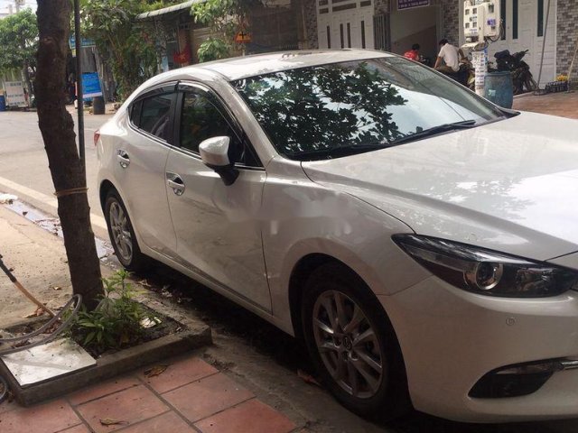 Cần bán gấp Mazda 3 đời 2018, màu trắng còn mới