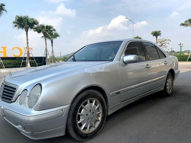 Xe Mercedes E240 đời 2001, màu bạc, số tự động0