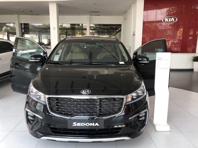 Cần bán Kia Sedona năm sản xuất 2020, màu đen