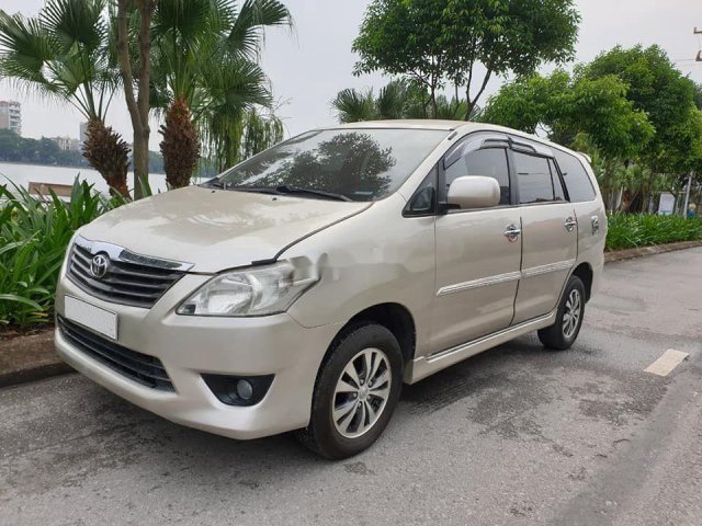 Cần bán gấp Toyota Innova sản xuất năm 2012, màu vàng0