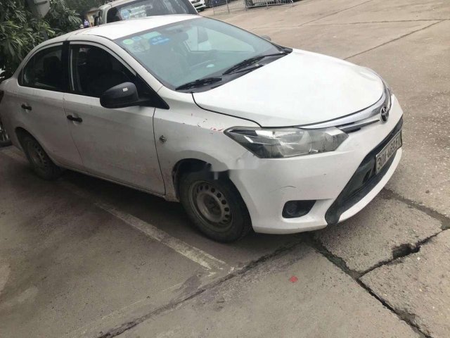 Bán Toyota Vios MT sản xuất năm 2015, màu trắng số sàn giá cạnh tranh0