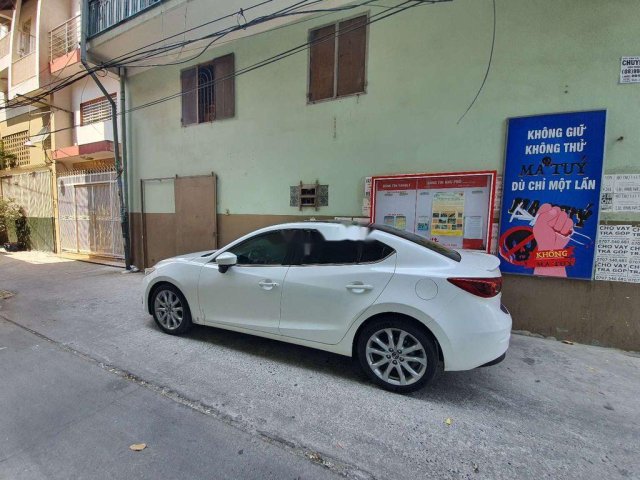 Bán xe Mazda 3 2.0AT năm sản xuất 2017, màu trắng còn mới