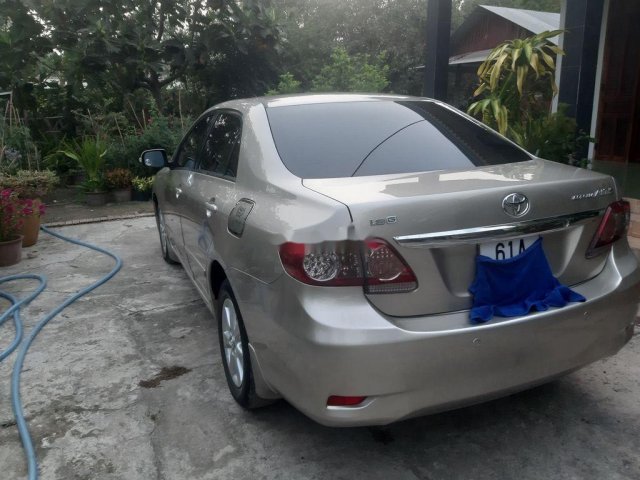 Cần bán gấp Toyota Corolla Altis sản xuất 2010, màu bạc số sàn0